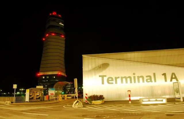 Light Art Installation Demo, Vienna International Airport (VIE): photograph 7 of 37 in the archive's gallery